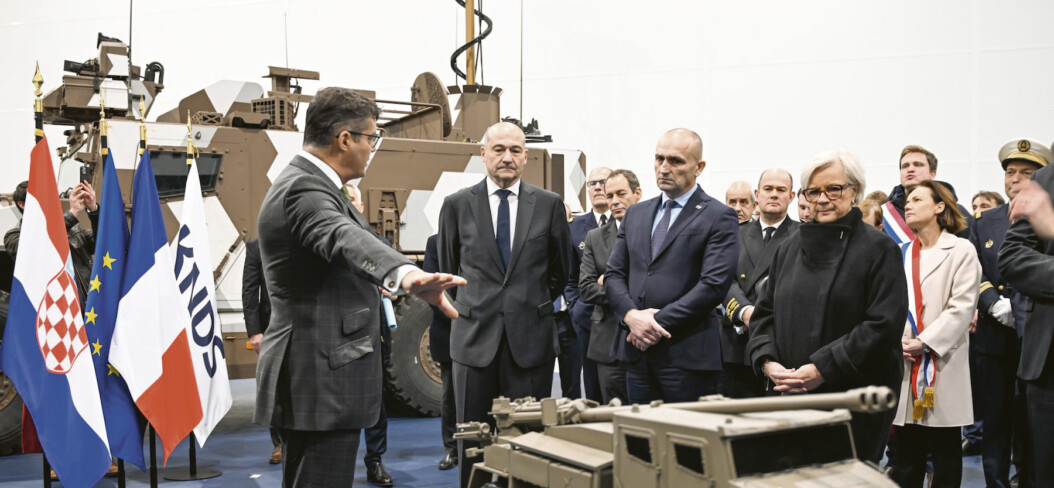 Le 8 décembre dernier, la Croatie a officialisé l’acquisition de 18 CAESAR et de 15 véhicules blindés SERVAL, ici en présence de la ministre des Armées Catherine Vautrin, et du ministre croate de la Défense Ivan Anusic.