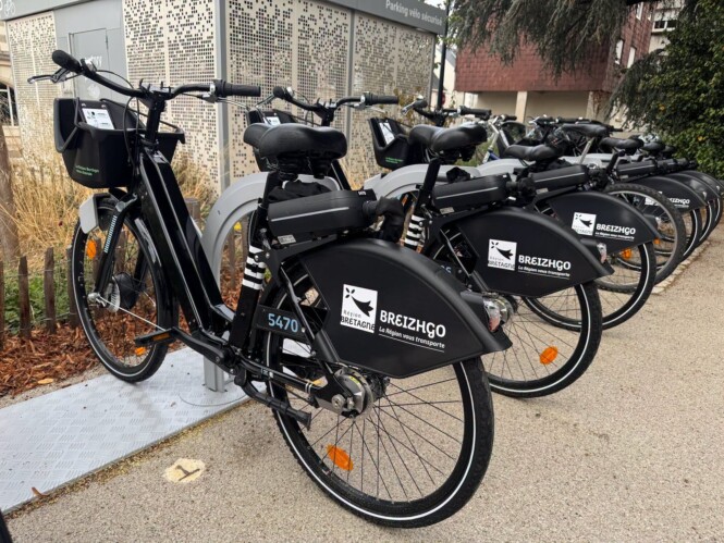 La Région Bretagne a lancé deux services de location de vélos aux couleurs de BreizhGo pour faciliter les déplacements entre les gares et les destinations finales.