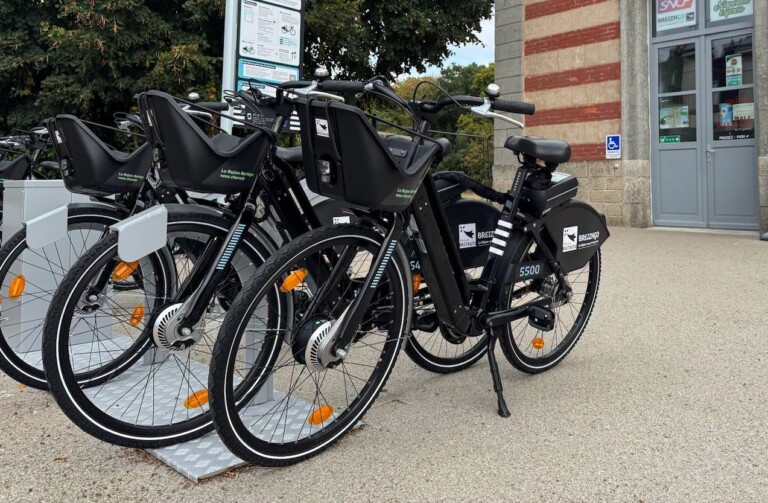 Les nouveaux vélos proposés par BreizhGo sont notamment disponibles en gares, comme ici à Pontigny.