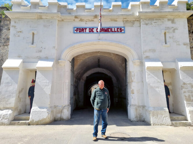 Luc Durnerin devant l’entrée du fort de Cormeilles. (Photo : Régions Magazine / Sandrine Tran)