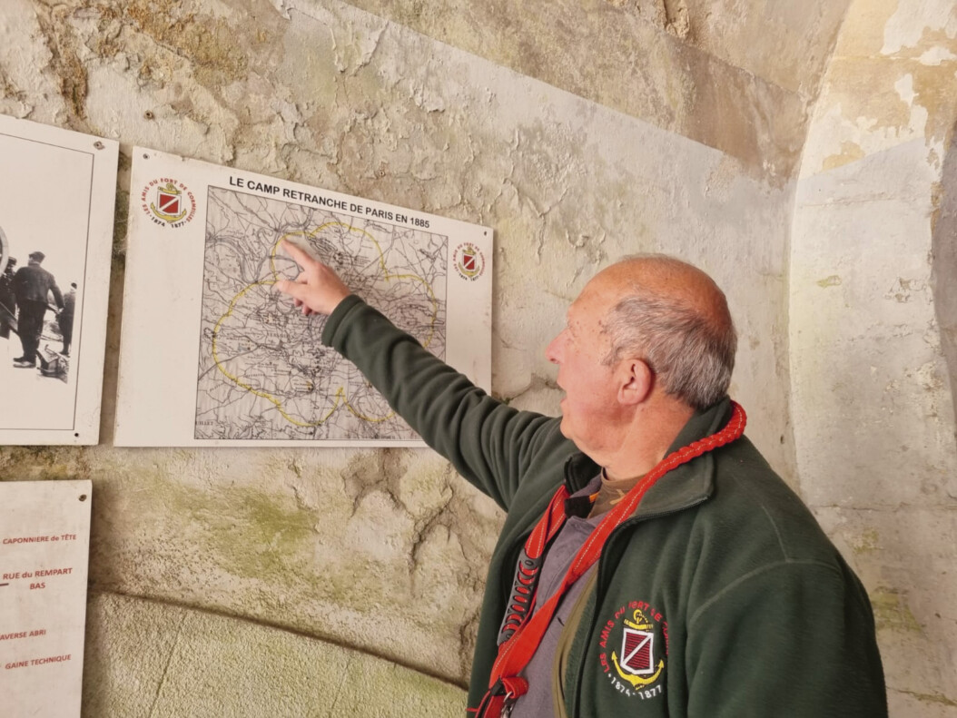 À l’intérieur de la forteresse de Cormeilles, Luc Durnerin revient sur le passé militaire des lieux.