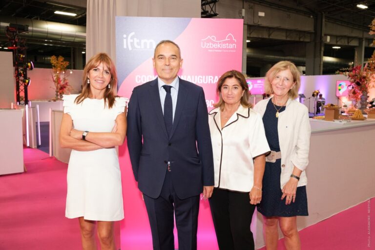 De gauche à droite : Christelle Chassagne (Présidente d’ADN Tourisme), Jean-René Morice (Président d’INNTO France), Valérie Boned (Présidente de la CAT) et Géraldine Leduc (Conseillère du président de l’ANETT). Crédit photo Alexandre Nestora