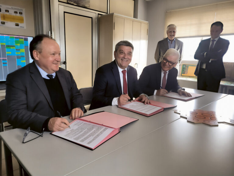 À Ennery, près de Thionville, signature de prêt, entre Laurent Bodin, directeur général de la société Cimulec, spécialisée dans la fabrication de circuits imprimés pour les secteurs militaires ou aéronautiques, et les représentants de la BPCE et de la BEI, dont son vice-président Ambroise Fayolle (à gauche). (Photo : Cimulec)