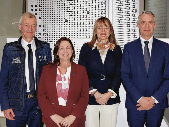 De gauche à droite : Benoit Catel, directeur général BPGO, Nathalie Barat-Vandamme, présidente du Cluster EDEN (réseau français de PME défense), Emmanuelle Degrauwe, directrice générale adjoint BPGO et Jean-Michel Jacques, député du Morbihan et président de la commission de la Défense nationale, ont signé un engagement en faveur des entreprises de la Défense.