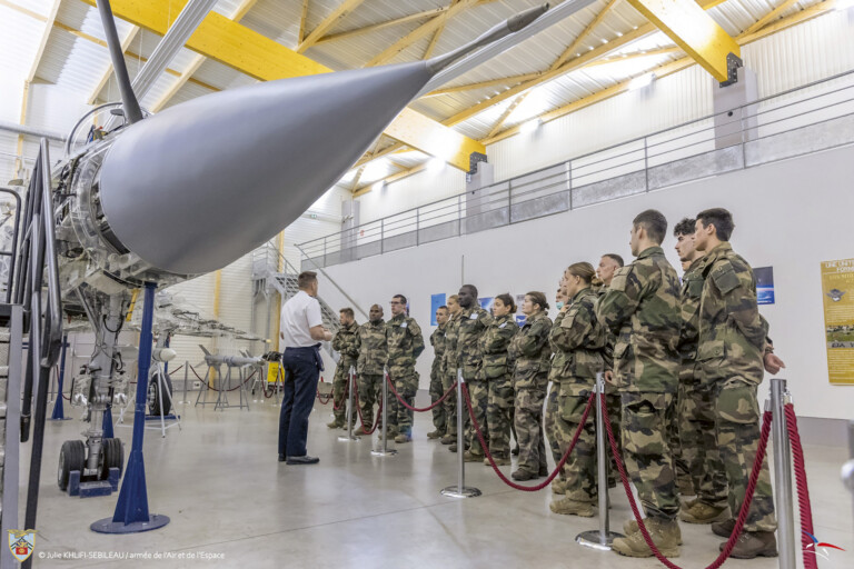 Les liens entre la BA 116 et le monde civil sont déjà très importants. Du 6 au 17 avril, s’y est tenue la première session 2026 de la Formation Militaire Initiale du Réserviste (FMIR). 21 civils, dont certains avaient auparavant réalisé une préparation militaire Air, ont suivi leur formation initiale afin de rejoindre les rangs de la réserve opérationnelle de l’Armée de l’Air et de l’Espace.