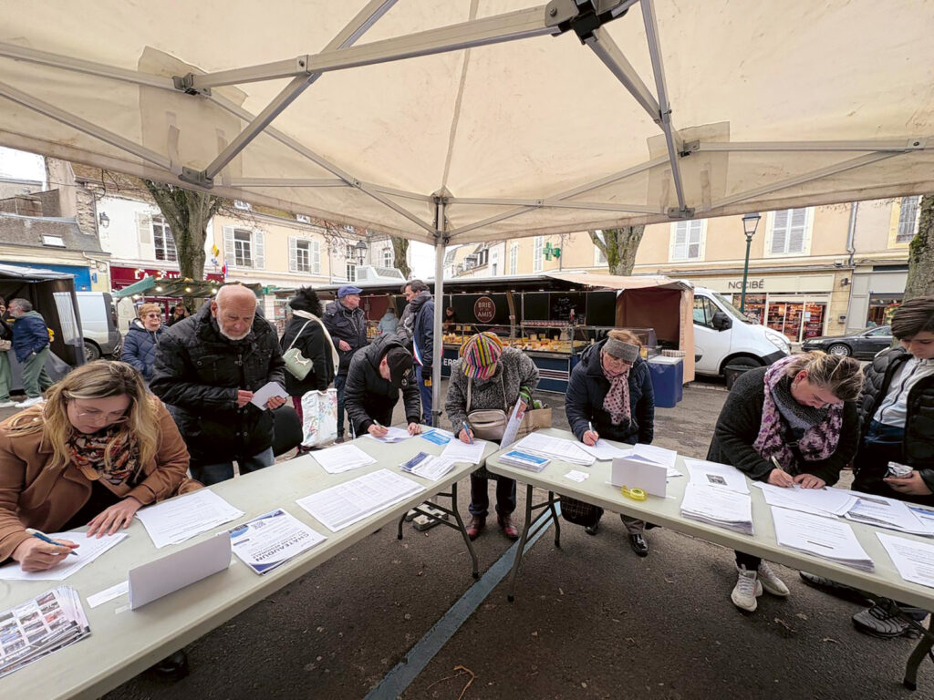 Au marché de Châteaudun, séance de signatures en faveur de la réouverture de la maternité.
