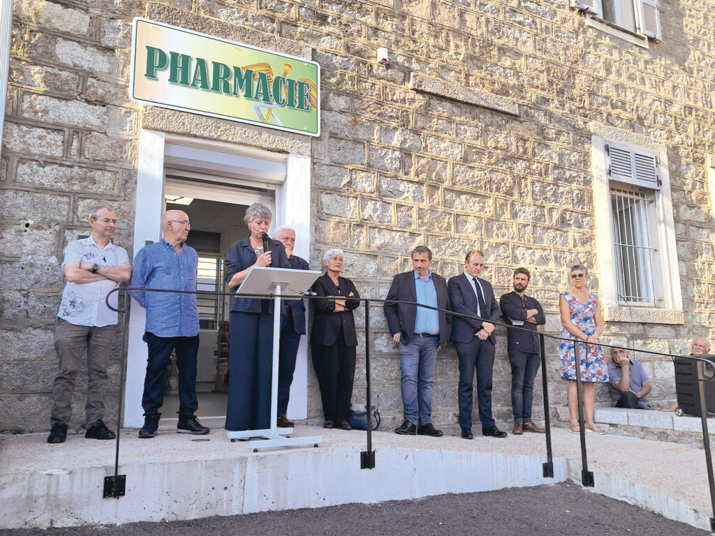 Inauguration de l’antenne pharmaceutique de Cozzano en juillet 2024 par l’ancienne directrice générale de l’ARS, Marie-Hélène Lecenne, en présence des élus du territoire.