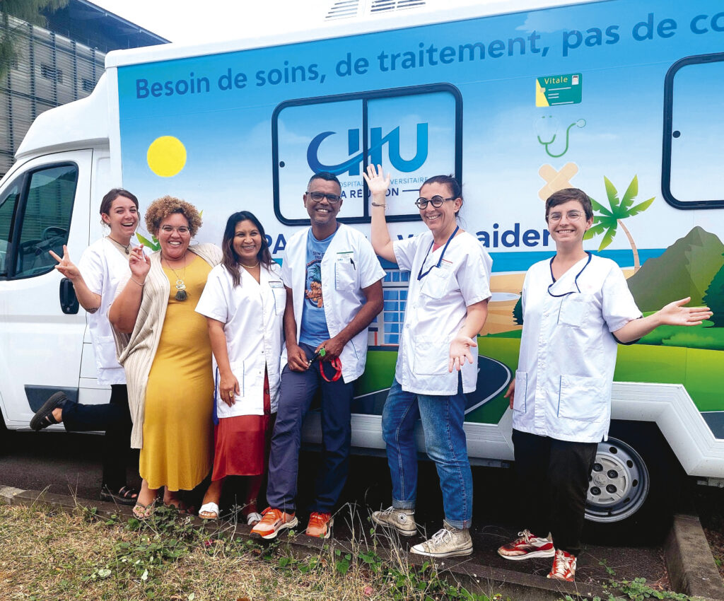 Le CHU de La Réunion déploie des équipes mobiles santé à l’intérieur de bus aménagés qui couvrent les territoires nord et sud. Mises en place avec les associations, les collectivités partenaires et le soutien de l’ARS de La Réunion, ces équipes proposent désormais un accompagnement médico-social dans un format innovant aux personnes les plus précaires.