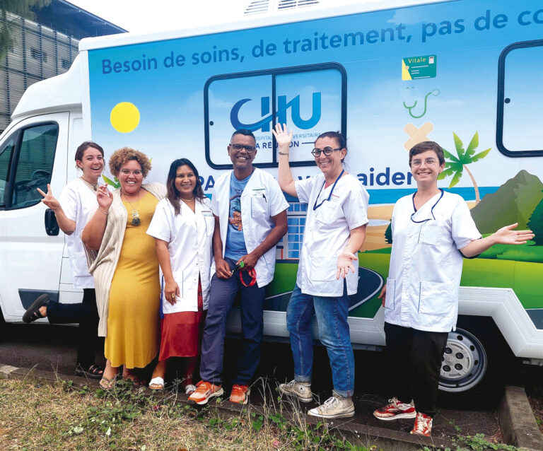 Le CHU de La Réunion déploie des équipes mobiles santé à l’intérieur de bus aménagés qui couvrent les territoires nord et sud. Mises en place avec les associations, les collectivités partenaires et le soutien de l’ARS de La Réunion, ces équipes proposent désormais un accompagnement médico-social dans un format innovant aux personnes les plus précaires.