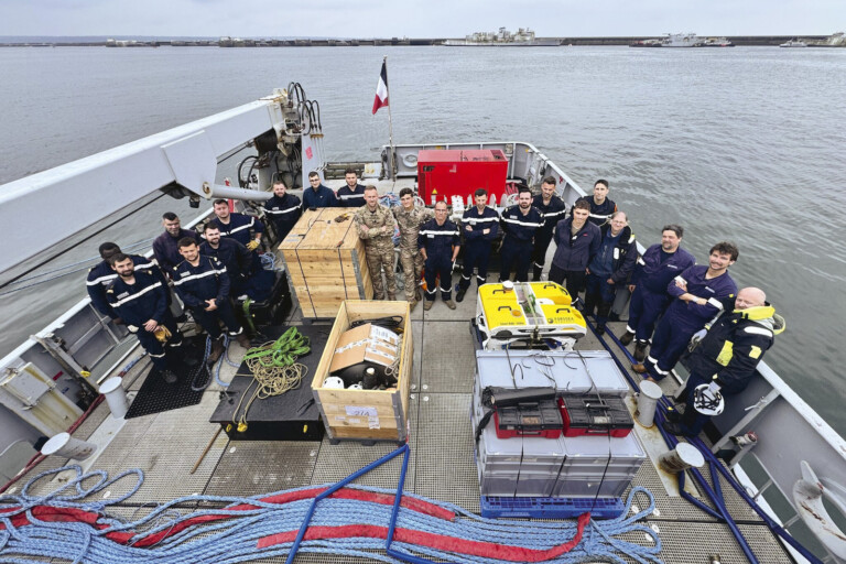 Mission à Brest pour les équipes de Forssea Robotics venues de Sète, ici en compagnie des marins du Styx et… du robot sous-marin ROV. (Photo : Forssea Robotics)