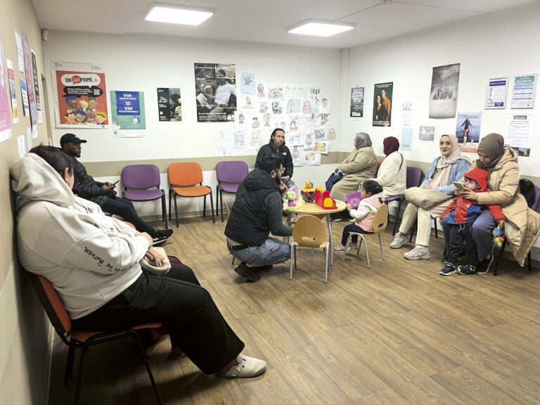 Dans la salle d’attente du centre de santé, les enfants jouent avec des jouets en plastique.