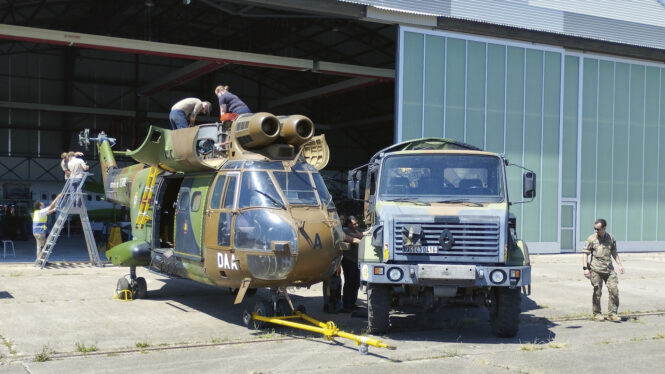 Hélicoptère PUMA, prêté par l’Armée de terre au lycée Jean Zay de Jarny. (Photo : Lycée Jean Zay)