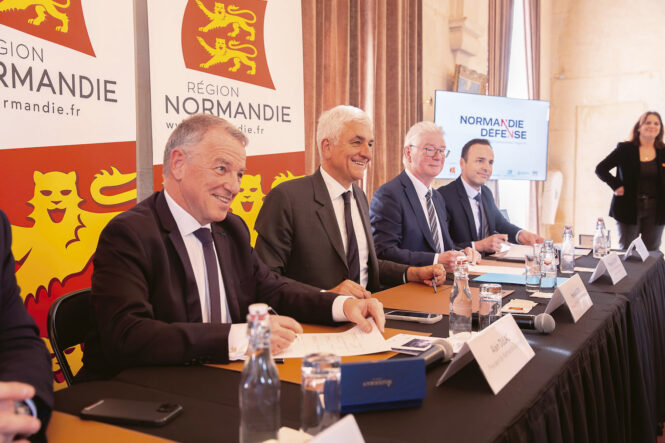 Lancement du fonds Normandie Défense. Au premier plan, Alain Dulac qui préside le fonds, aux côtés du président du conseil régional Hervé Morin.