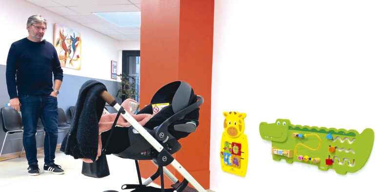 Suite aux propositions des parents, le Dr Pacquelet a installé des jouets muraux lavables dans la salle d’attente de la Maison de santé.