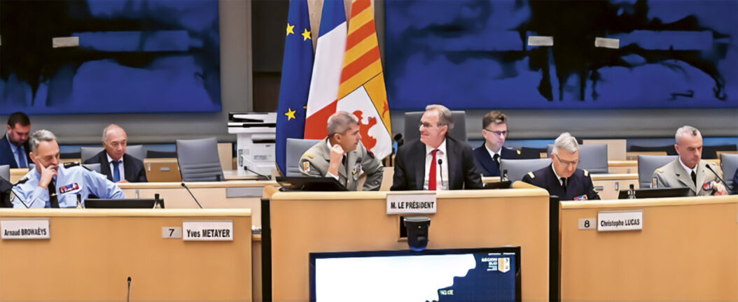 Séance du conseil régional de la Région Sud avec le général Yves Metayer, officier général de zone de défense et de sécurité Sud et Renaud Muselier, président de la Région Sud.