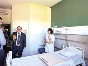 Visite des chambres rénovées sur le site de Lapeyronie, en présence d’Ambroise Fayolle, vice-président de la Banque Européenne d’Investissement.