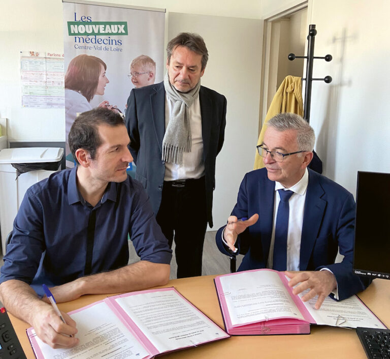 Signature du contrat de travail par le Dr Druihe, médecin salarié, et François Bonneau (à droite), au Centre régional de santé de Saint-Pierre-des-Corps (Indre-et-Loire).