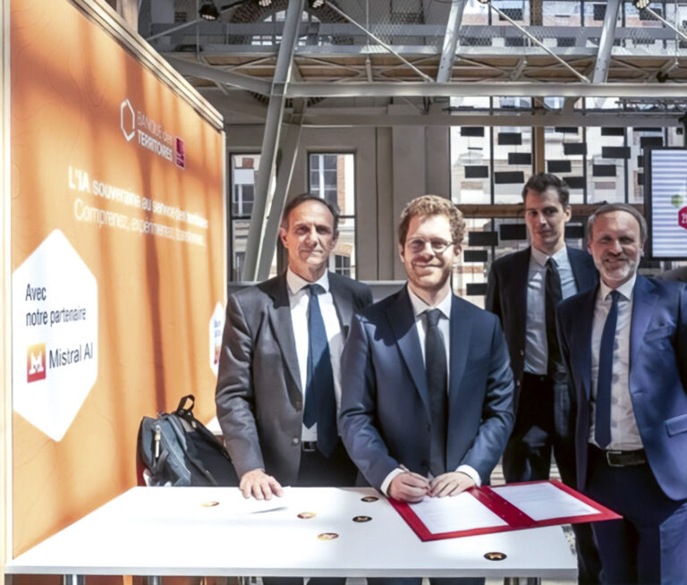 Signature de la convention par le ministre de l’Action et des Comptes publics David Amiel en présence du directeur général du groupe Caisse des Dépôts Olivier Sichel, du dirigeant et cofondateur de Mistral AI Arthur Mensch, et d’Antoine Saintoyant, directeur de la Banque des Territoires.
