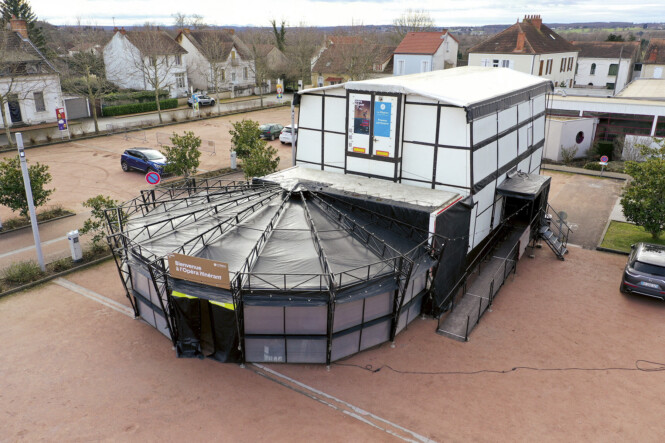 À l’extérieur, un gros camion qui se transforme… en salle de spectacles à l’intérieur.