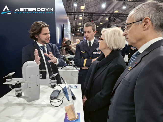 Lors du Forum Innovation Défense, la ministre des Armées Catherine Vautrin et le patron de la Direction générale de l’Armement Patrick Pailloux ont découvert le drone d’Asterodyn. (Photo : Asterodyn)