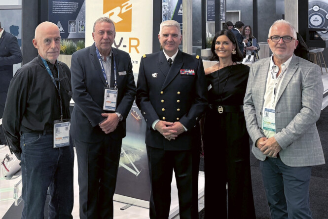 Au Salon du Bourget 2025, de gauche à droite : François Varigas (Directeur technique de Fly-R), Rémi Albert (Directeur général opérations & business de Fly-R), Vice-Amiral François Xavier Poldermain (Major General de la Marine), Stéphanie Burgun (Directrice générale du Duqueine Group), et Éric Thieulin (Président de Fly-R). 