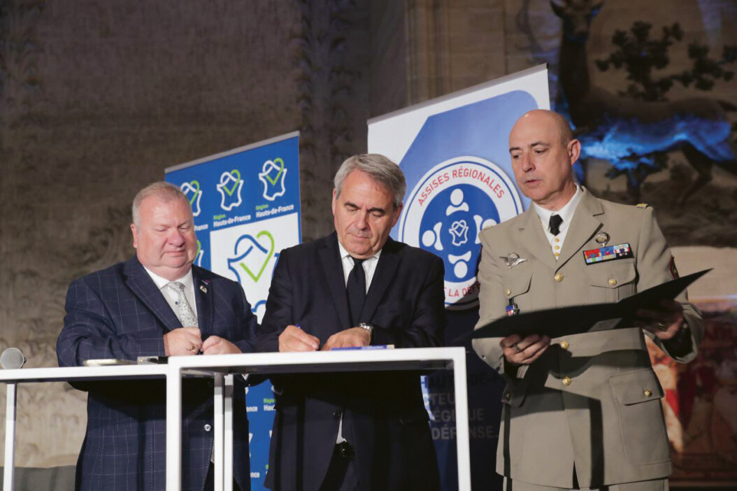 Le 24 juin 2025, aux Grandes Écuries de Chantilly, la Région et son président Xavier Bertrand, les représentants de l’État et de la CCI ont signé une convention afin de soutenir, accompagner et promouvoir les entreprises spécialisées dans la Défense. (Photo : Régions Magazine)