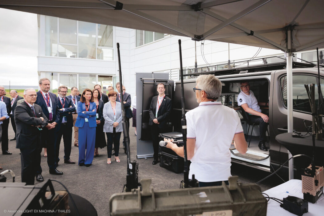 Le 27 juin dernier, inauguration à Cholet (Maine-et-Loire) du nouveau centre d’excellence en radiocommunications de Thales. Le site Thales de Cholet, ouvert en 1936, est spécialisé dans l’électronique de Défense.