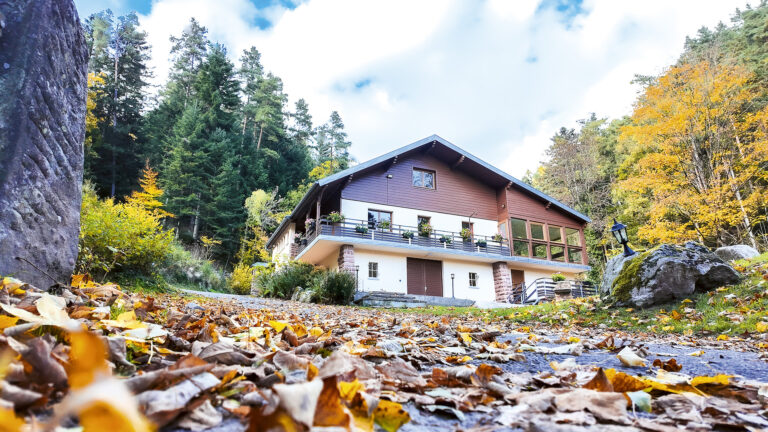 Les militaires du Grand Est sont accueillis pour un accompagnement psycho-social dans l’immense bâtisse de Fréland, située en plein cœur du massif des Vosges, près de Colmar.