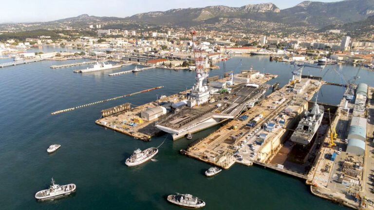 La base navale de Toulon se prépare pour accueillir l’arrivée du porte-avions du futur.
