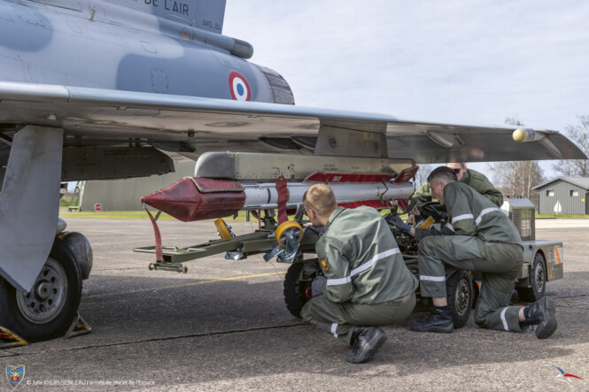 Opération de maintenance sur les canons d’un Mirage 2000, sur la base de Luxeuil. Celle-ci emploie déjà 1.000 personnes, un chiffre qui va augmenter dans les années qui viennent.