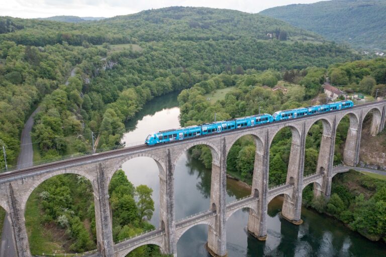 Un TER franchissant le viaduc de Cize-Bolozon, au-dessus de l’Ain (Auvergne Rhône-Alpes). Photo C. Pietri Région AURA.