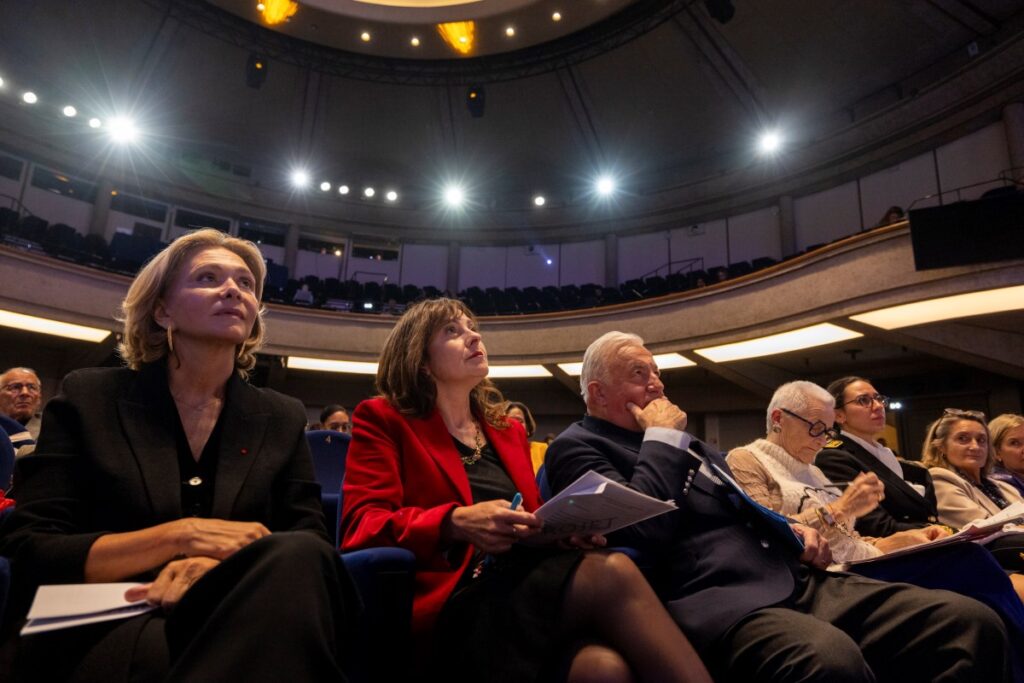 Au dernier congrès de Régions de France à Versailles, la président de Régions de France Carole Delga aux côtés de Valérie Pécresse, Gérard Larcher et François Gatel, ministre des Collectivités. Photo Hugues-Marie Duclos Régions Magazine.