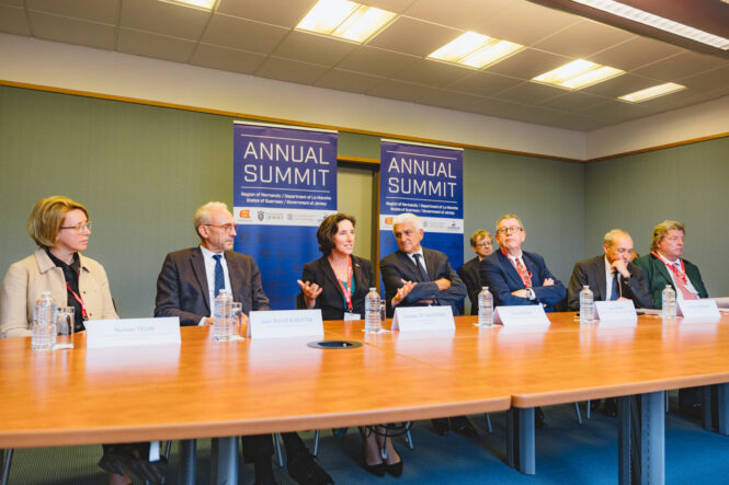 De gauche à droite : Natalie Tighe, Jean-Benoît Albertini, Lindsay de Sausmarez, Hervé Morin, Jean Morin, Lyndon Farnham et Edward Hill.