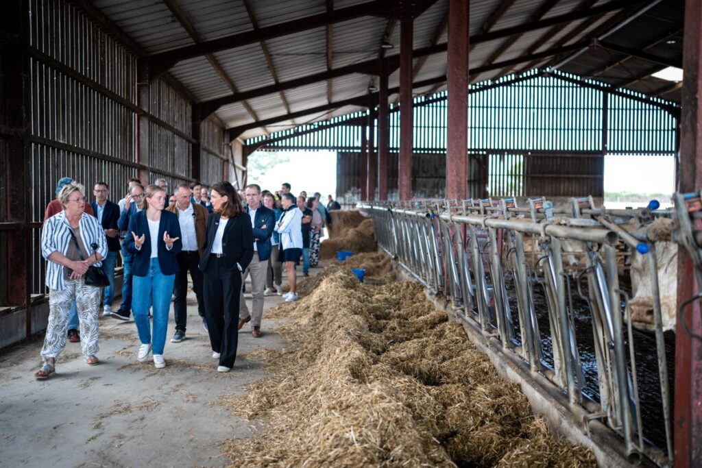 Christelle Morançais visitant l’exploitation à L’Oie (Vendée). Photos Région PDLL.
