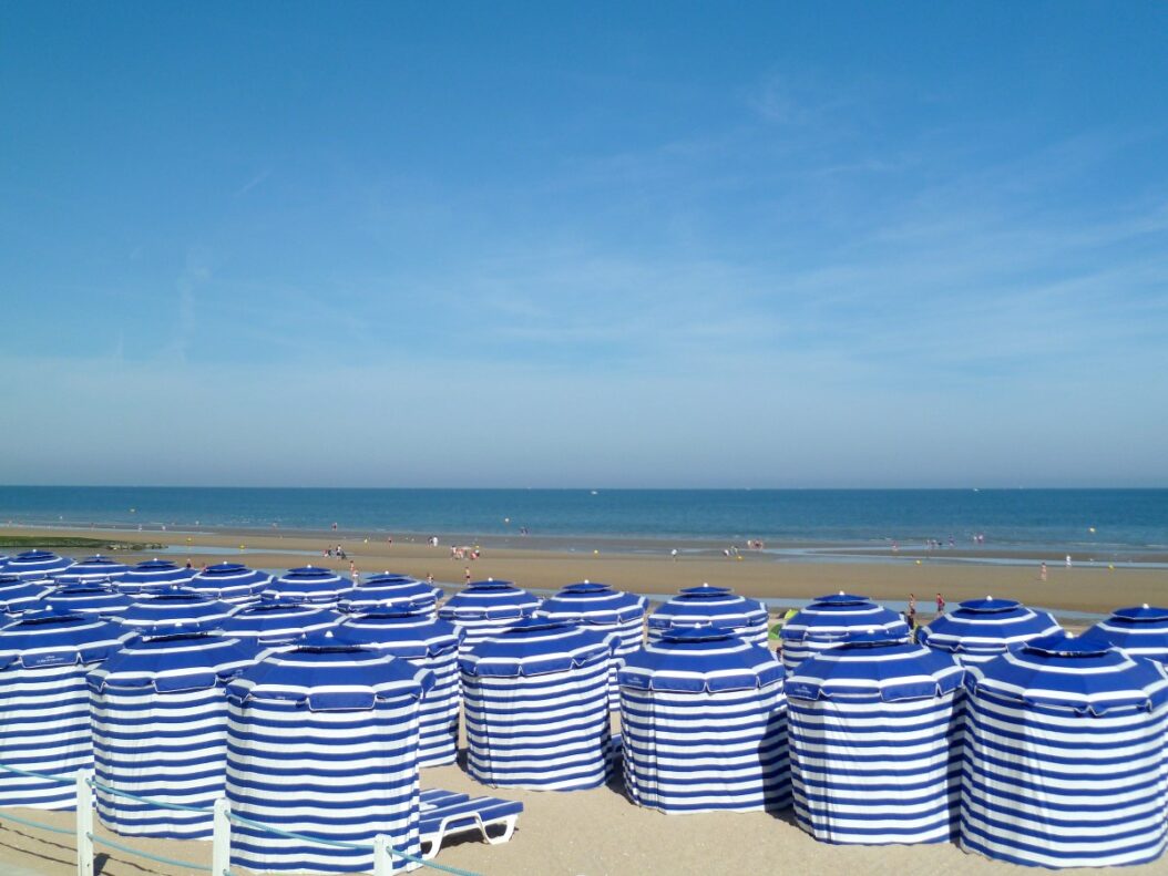 Les plages normandes (ici les célèbres parasols de Cabourg) ont vu leur fréquentation exploser en raison (notamment) de la canicule. L. Leloup CRT Normandie-