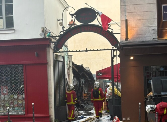 Seul le célèbre portail du marché des Enfants Rouges a pu être sauvé par les Pompiers de Paris intervenus sur place. (Photo : Alban Giraud)