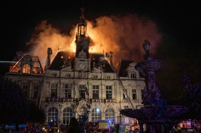 La mairie de Limoge a été entièrement détruite dans un incendie en marge des manifestations du 17 octobre.