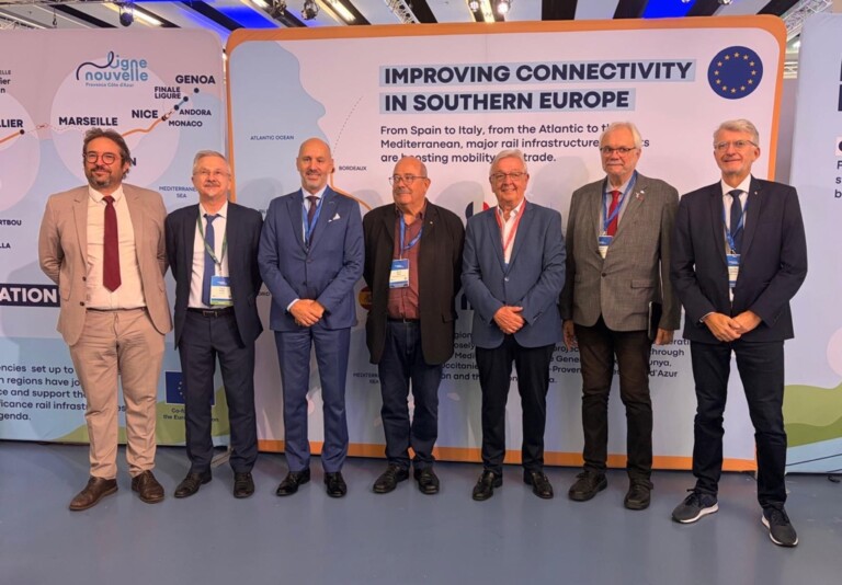 En présence de Mathieu Grosch, coordinateur européen, et aux côtés de la Société de la Ligne Nouvelle Montpellier-Perpignan (SLNMP) et de la Société de la Ligne Nouvelle Provence Côte d’Azur (SLNPCA), les représentants des quatre Régions ont profité des Connecting Europe Days pour lancer Via Mediterra.