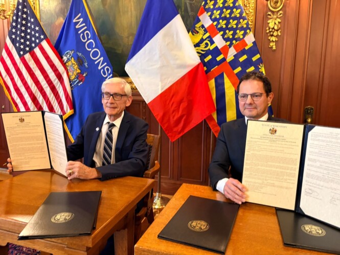Jérôme Durain et Tony Evers ont signé un protocole d'accord au Capitole de Madison. (Photo : Bourgogne-Franche-Comté)