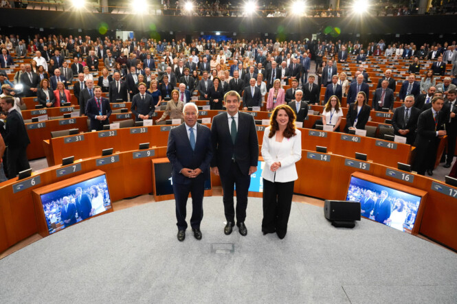 De gauche à droite devant les représentants des régions et des villes, Antonio Costa, président du conseil européen, Raffaele Fitto et Kata Tütto. (Photo : CdR / Fred Guerdin)