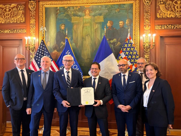 De gauche à droite : Nicolas Paris (CEO de Gilson ), Oisin Morrin (Président de Vitagora), Tony Evers (Gouverneur du Wisconsin), Jérôme Durain (Président de la Région Bourgogne-Franche-Comté), Nicolas Soret (Vice-président de la Région Bourgogne-Franche-Comté aux finances, aux achats, au développement économique, à l’économie sociale et solidaire, à l’emploi), Nicolas Grenier (Responsable prospection nationale et internationale, Agence Économique Régionale Bourgogne-Franche-Comté), Agnès Ramillon (Directrice, Agence Économique Régionale Bourgogne-Franche-Comté), avec le protocole d’accord signé. (Photo : Région Bourgogne-Franche-Comté)