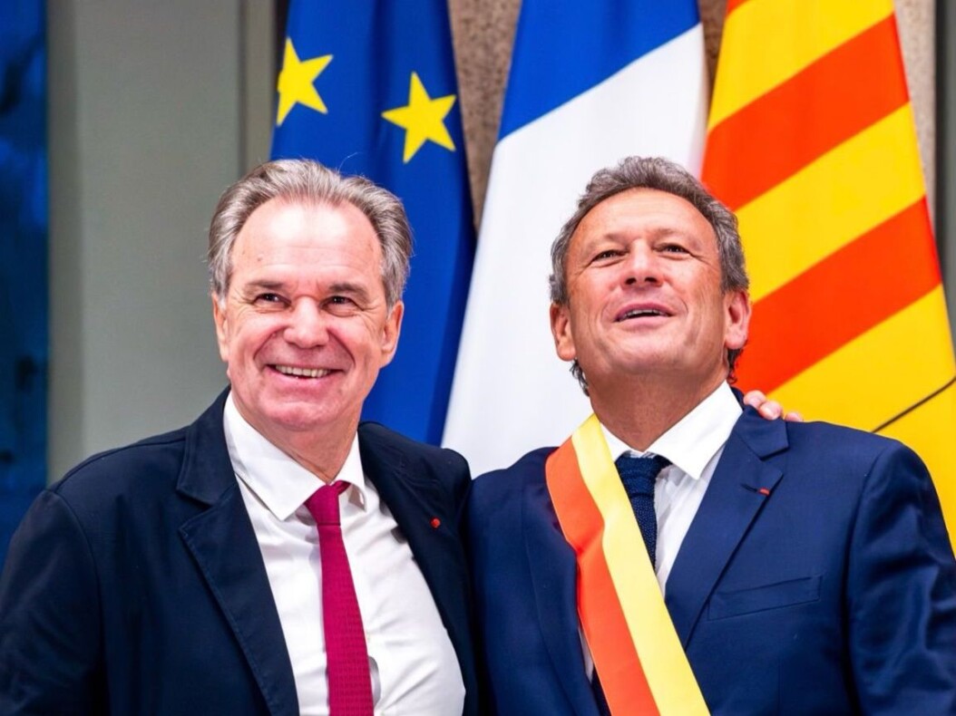 Renaud Muselier a remis l'écharpe de président de la Région PACA à François de Canson, saluant l'élu qu'il était.