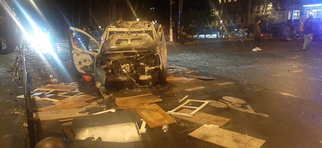Voiture incendiée le 17 octobre au canal Saint-Martin (Paris). (Photo : Philippe Martin / Régions Magazine)