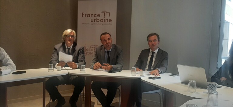 De gauche à droite, Stéphane Le Foll, maire du Mans, Michael Delafosse, maire de Montpellier et Aristide Olivier, maire de Caen, réunis au siège de France urbaine. (Photo : Philippe Martin / Régions Magazine)