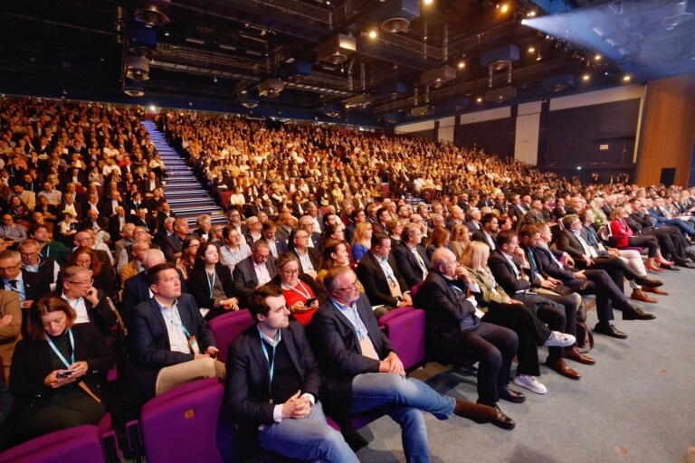 Réunis à Dunkerque du 14 au 16 octobre, les présidents d'intercommunalités ont profité de la 36e convention des intercommunalités de France pour voter une motion contre le projet de loi de finances et son budget 2027. (Photo : Intercommunalités de France)